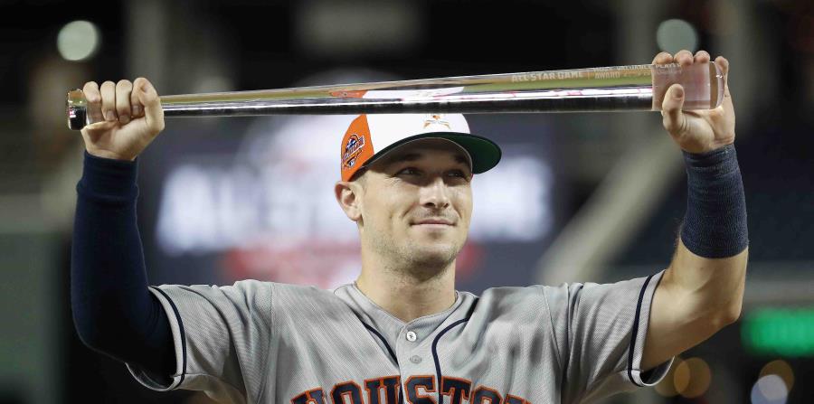 Alex Bregman, de los Astros de Houston, muestra su trofeo del MVP. (AP) (horizontal-x3)