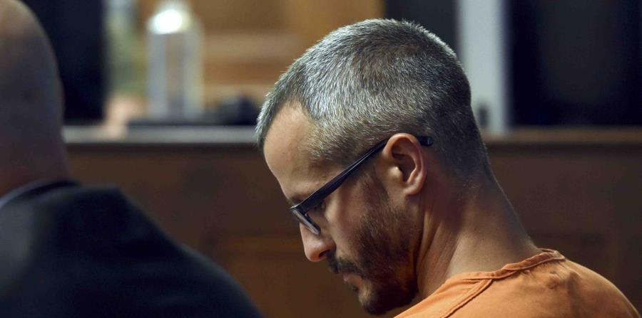 Christopher Watts mantiene la mirada al suelo durante la audiencia para su fianza en la corte del condado Weld, en Colorado (horizontal-x3)