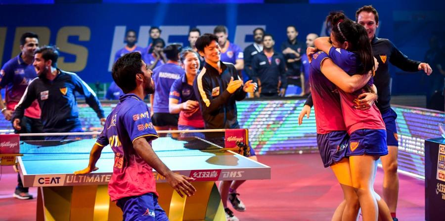 Momento en que Adriana Díaz es felicitada por sus compañeros de equipo tras guiar a los Smashers a la final. (Facebook / Dabang Smashers) (horizontal-x3)