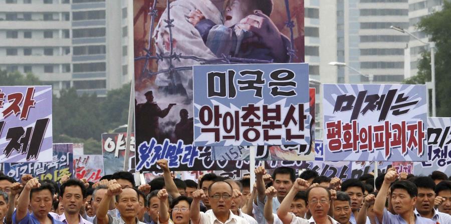 Fotografía del año pasado, cuando miles de norcoreanos conmemoraron lo que Corea del Norte llamaba “el día de la lucha contra el imperialismo estadounidense”. (AP) (horizontal-x3)
