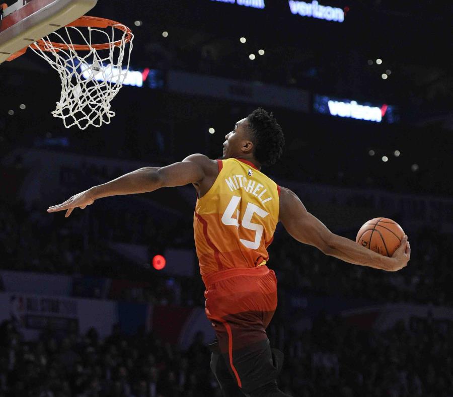Donovan Mitchell, del Jazz, se eleva para realizar un donqueo durante la competencia de volcadas de la NBA. (AP) (semisquare-x3)