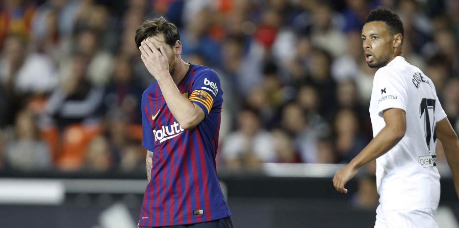 El argentino Lionel Messi, del Barcelona, se lamenta tras errar un tiro ante el Valencia. (AP / Alberto Sáiz) (horizontal-x3)