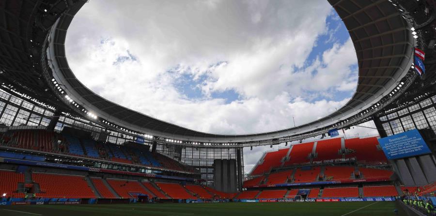 El costado derecho de las tribunasa temporales del estadio Ekaterimburgo, Rusia, sede de partidos del Mundial. (horizontal-x3)