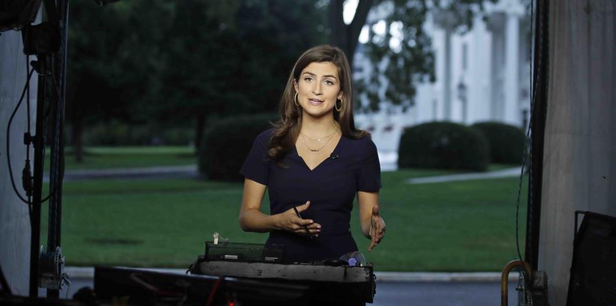 La corresponsal de la CNNKaitlan Collins habla durante una transmisión en vivo. (horizontal-x3)