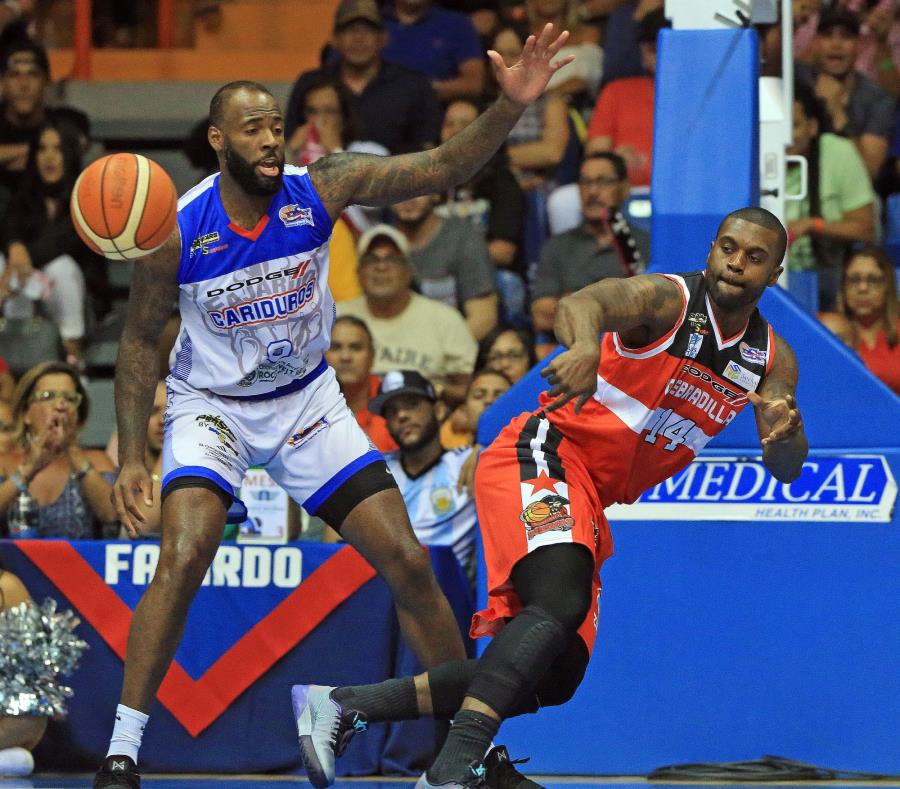 Damion James (izq.) apenas jugó dos partidos con los Cariduros y promedió 8.5 puntos con 6.0 rebotes antes de ser reemplazado por Eric Dawson. (semisquare-x3)