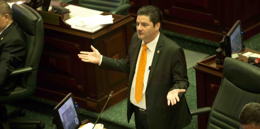 DMO entrega documentos al representante Ángel Matos - El Nuevo Dia.com