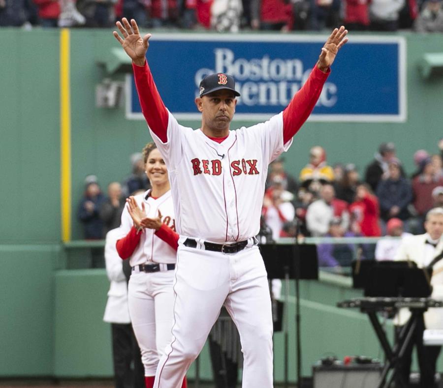 El dirigente boricua de los Red Sox, Alex Cora saluda al público antes de recibir la sortija de campeón. (semisquare-x3)