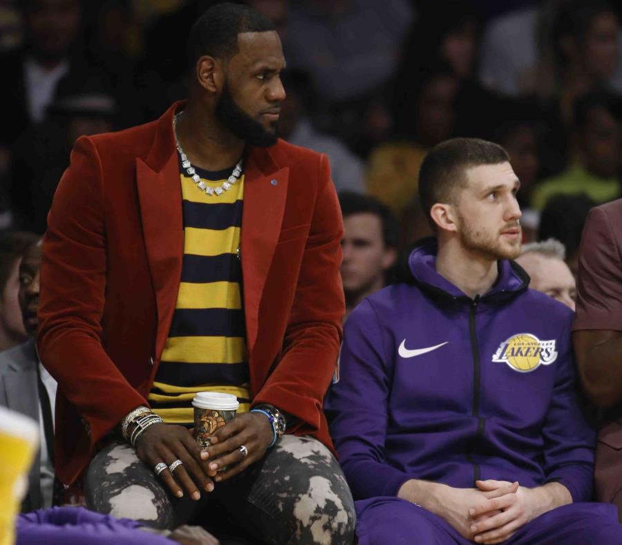 Vestido en ropa casual tras una lesión en la ingle, LeBron James observa desde la banca la primera mitad del partido entre los Lakers de Los Ángeles y los Kings de Sacramento, durante el día de su cumpleaños. (AP) (semisquare-x3)