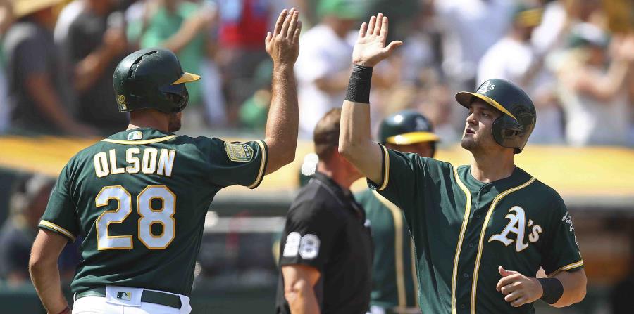 Matt Olson y Chad Pinder celebran después de anotar contra Houston. (AP) (horizontal-x3)