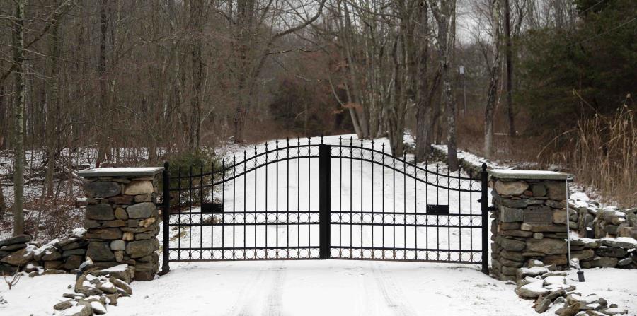 Portón de ingreso a un coto de caza de una localidad rural del estado de Nueva York donde los hijos de Donald Trump estarían haciendo tiro al blanco (horizontal-x3)