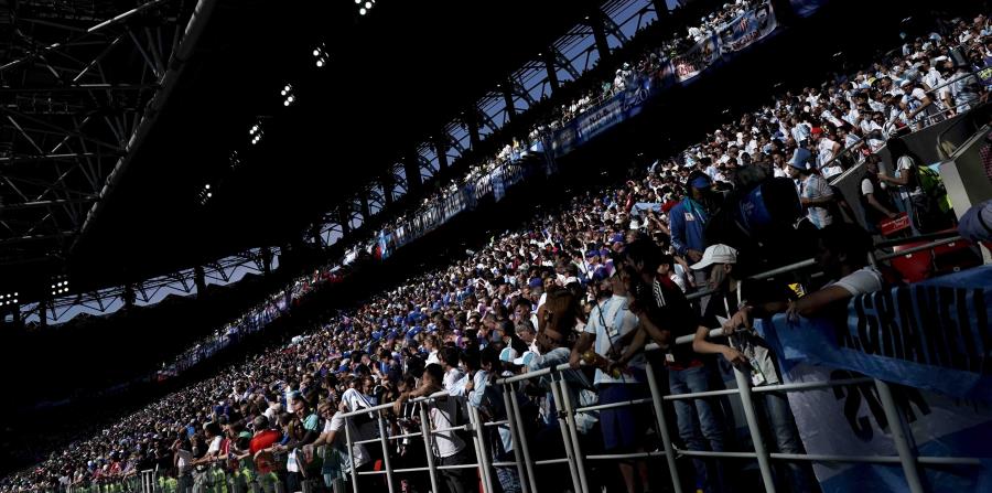 Hinchas en la tribuna del estadio Spartak de Moscú previo al partido entre Argentina-Islandia por el Mundial, el sábado 16 de junio de 2018. (AP) (horizontal-x3)