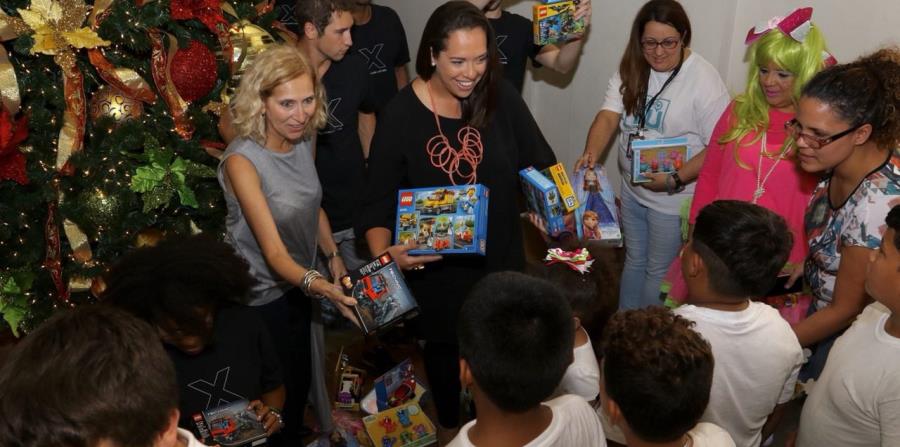 Los niños reciben sus regalos en la Compañía de Turismo (horizontal-x3)