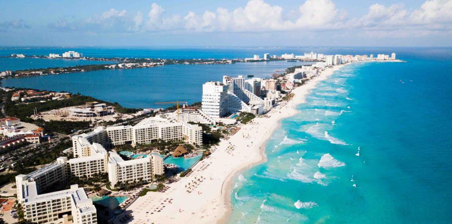 Con su centenar de hoteles, playas cristalinas y atracciones arqueológicas a corta distancia, Cancún atrae a millones de turistas cada año. (horizontal-x3)