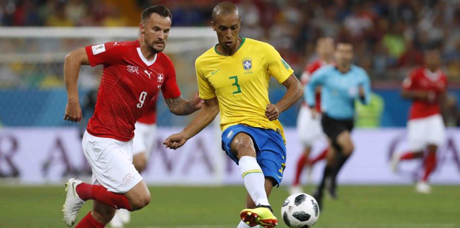 Una de las jugadas que se pidió investigar fue un empujón a Miranda (con el balón). (AP) (horizontal-x3)