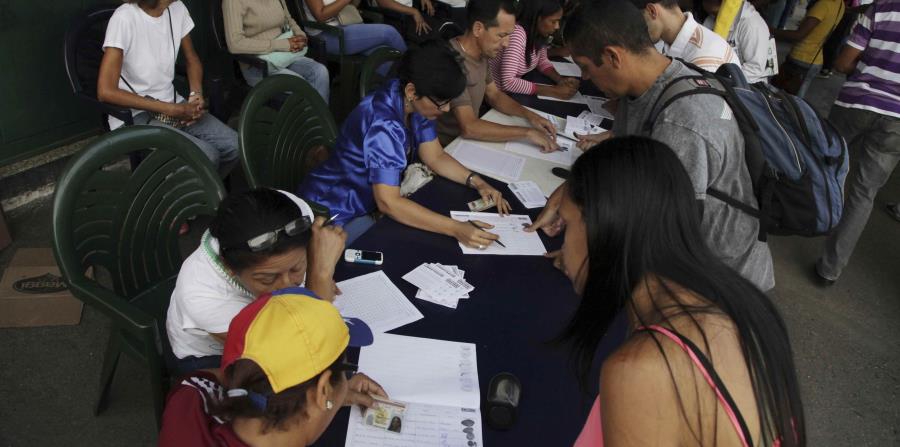 con el 95% de las actas de votación escrutadas, 7,186.170 votaron contra Maduro en la consulta. (horizontal-x3)