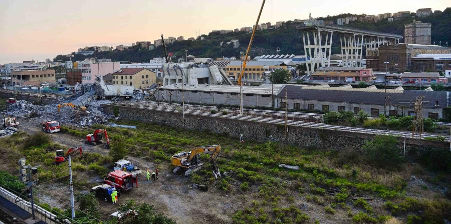 Elementos del cuerpo de bomberos retiran escombros del colapsado puente Morandi en Génova, Italia, el jueves 16 de agosto de 2018, como parte de las labores de búsqueda de las personas que continúan en calidad de desaparecidas. (horizontal-x3)