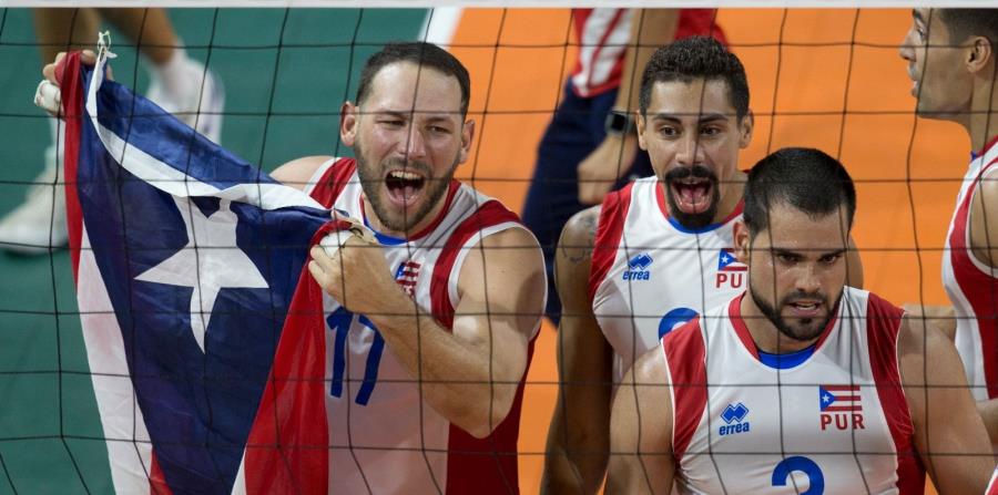 Los jugadores (de izquierda a derecha) Jessie Colón, Eddie Rivera y Pablo Guzmán son tres de los integrantes de la Selección masculina que disputará, desde el 12 de septiembre, el Campeonato Mundial en Bulgaria. (horizontal-x3)