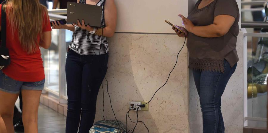 Tras el paso del huracán Irma, muchos consumidores acudieron a Plaza Las Américas a recargar sus teléfonos y pasar el rato. (horizontal-x3)