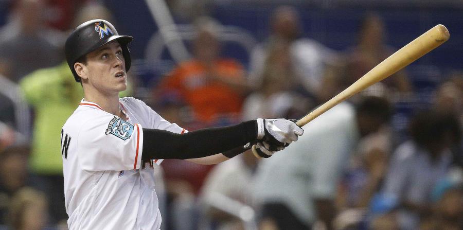 Brian Anderson, de los Marlins de Miami, obversa la trayectoria de la bola luego de conectar un cuadrangular de tres carreras. (AP / Brynn Anderson) (horizontal-x3)