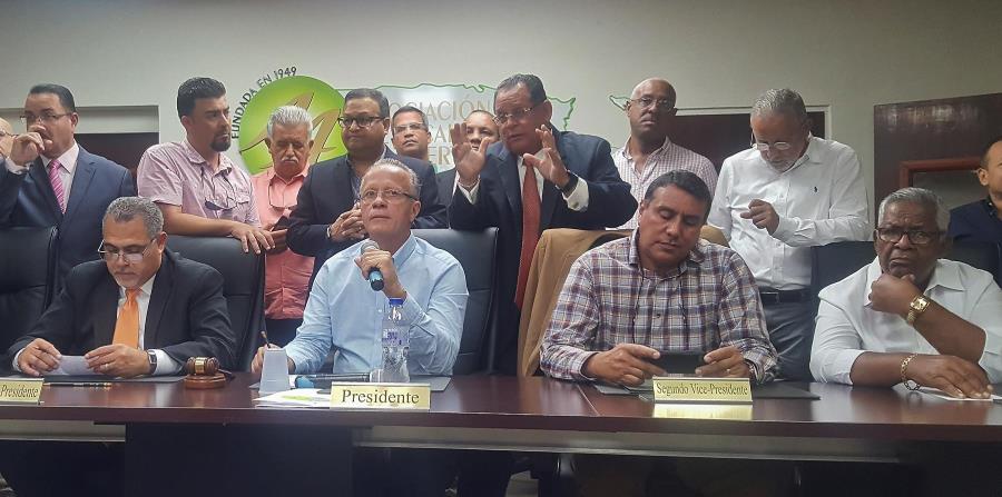 Los alcaldes afiliados al Partido Popular Democrático anunciaron la protesta en una conferencia de prensa en la que recordaron que hay ciudadanos que llevan mas de 100 días sin el servicio de energía eléctrica. (horizontal-x3)