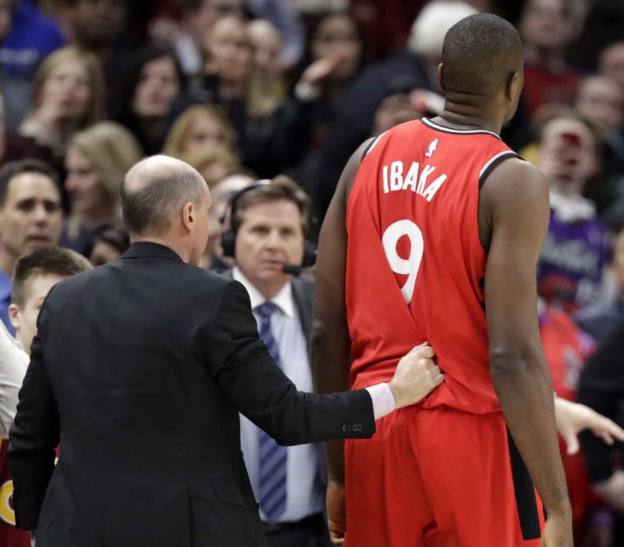 Serge Ibaka es escoltado fuera de la cancha luego de la escaramuza que protagonizó con Marquese Chriss