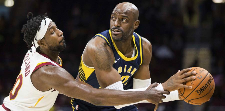 John Holland, a la izquierda, atravesaba su segunda temporada con los Cavaliers. (AP) (horizontal-x3)