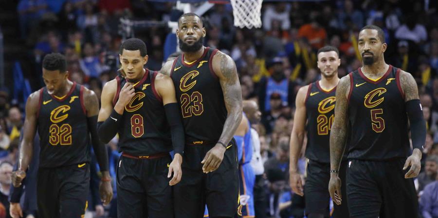 De izquierda a derecha, Jeff Green (32), Jordan Clarkson (8), LeBron James (23), Larry Nance Jr. (24) y J.R. Smith caminan en la cancha en el partido contra el Thunder. (AP) (horizontal-x3)