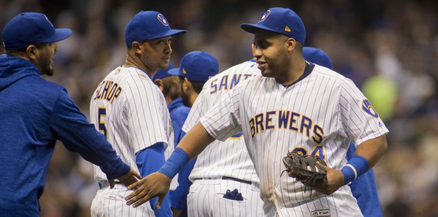 Jesús Aguilar (derecha) es felicitado luego que los Cerveceros de Milwaukee aplastaron a los Tigres de Detroit. (AP / Darren Hauck) (horizontal-x3)
