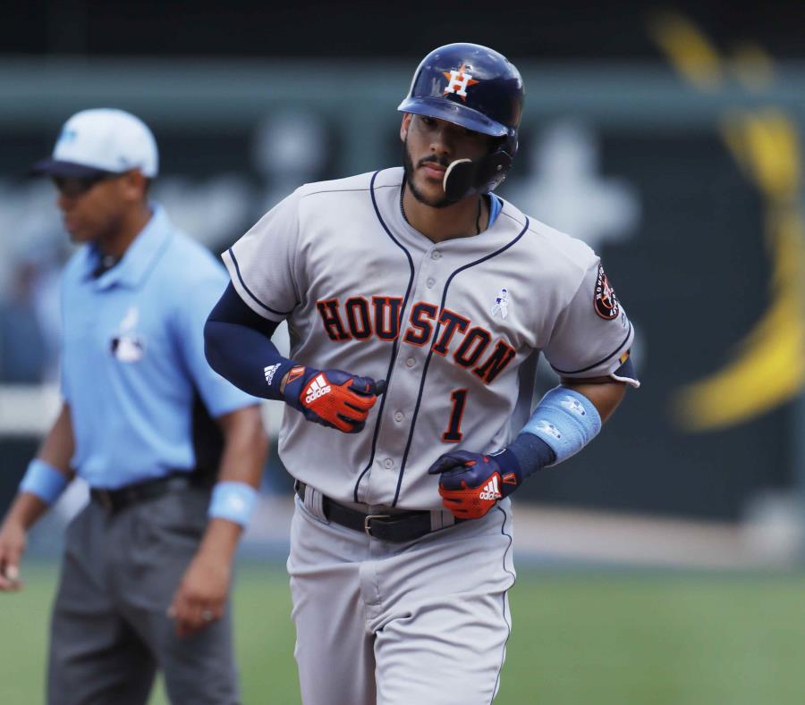 El puertorriqueño Carlos Correa da vuelta a las bases después de conectar un jonrón a los Reales de Kansas City en la octava entrada del partido en el Estadio Kauffman en Kansas City, Missouri, el domingo 17 de junio de 2018. (AP) (semisquare-x3)