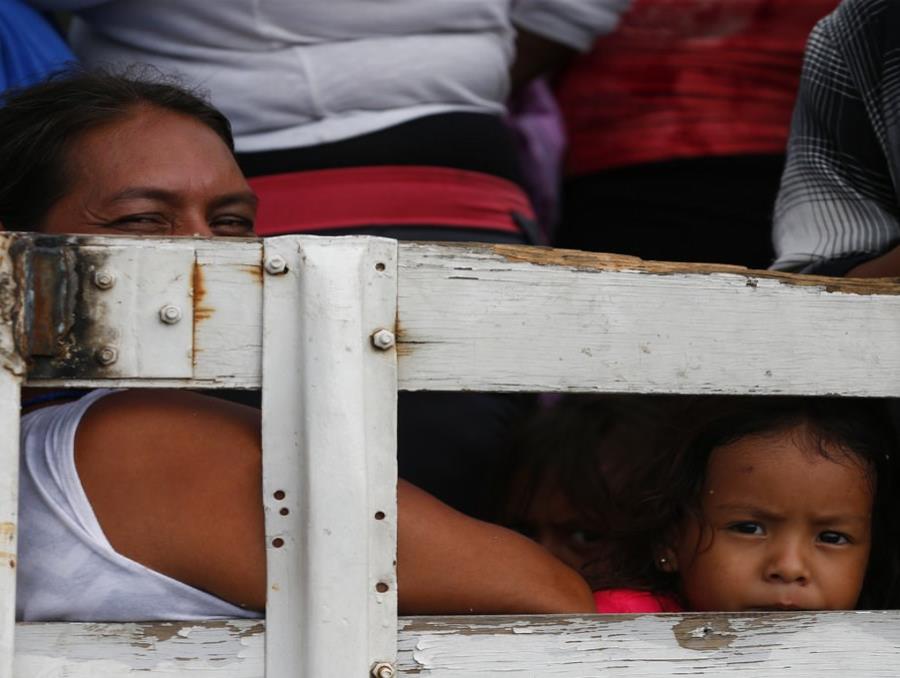 Migrantes viajan en la parte trasera de un camión en Juchitán, en el estado de Oaxaca, México (semisquare-x3)