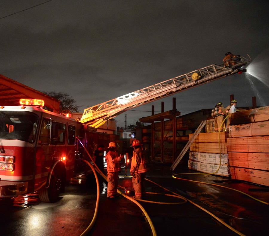 La falta de recursos pone en riesgo tanto la seguridad de los bomberos como de la ciudadanía. (semisquare-x3)