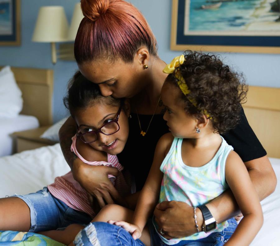 Vilmary Rosado, de Bayamón, llegó con sus dos hijas de 2 y 8 años a Florida tras el huracán María y es una beneficiaria del programa de asistencia temporal de vivienda de FEMA. (semisquare-x3)
