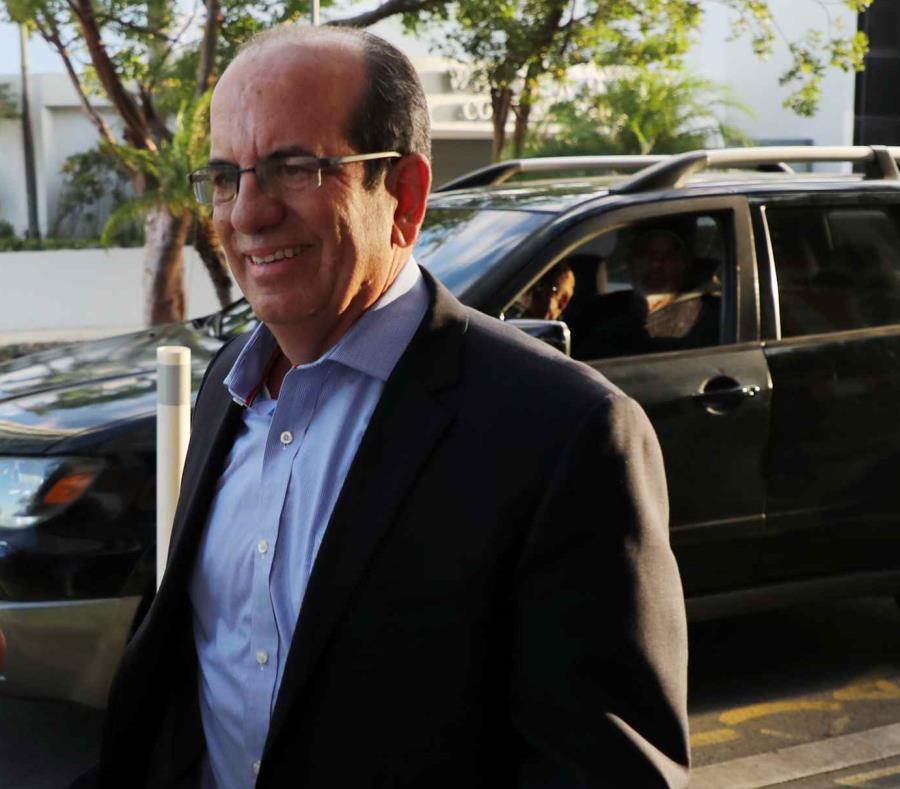 El exgobernador Aníbal Acevedo Vilá en momentos en que se presentó a la sede del PPD la semana pasada para asistir a la reunión de la Junta de Gobierno. (GFR Media) (semisquare-x3)