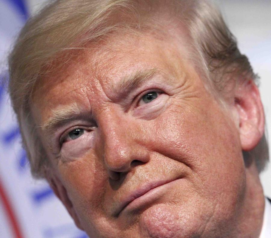 Donald Trump durante la ceremonia de cambio de comando de la Guardia Costera. (AP) (semisquare-x3)