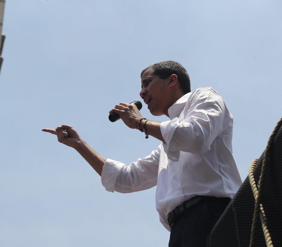 El líder opositor Juan Guaidó habla ante cientos de opositores que se manifiestan en las calles de Caracas (Venezuela) este miércoles. (EFE) (semisquare-x3)