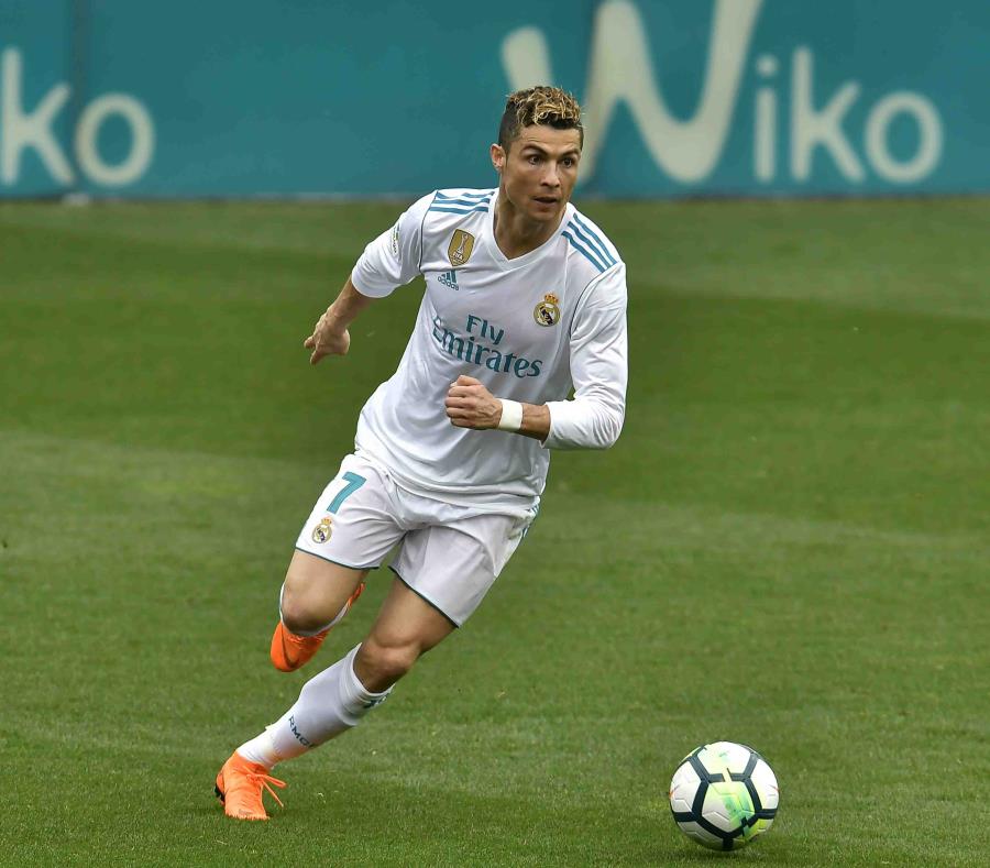 Cristiano Ronaldo persigue el balón durante el partido. (AP) (semisquare-x3)