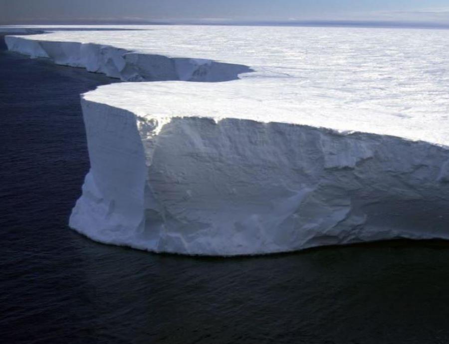 El enorme iceberg desprendido de la Antártida avanza violentamente (semisquare-x3)