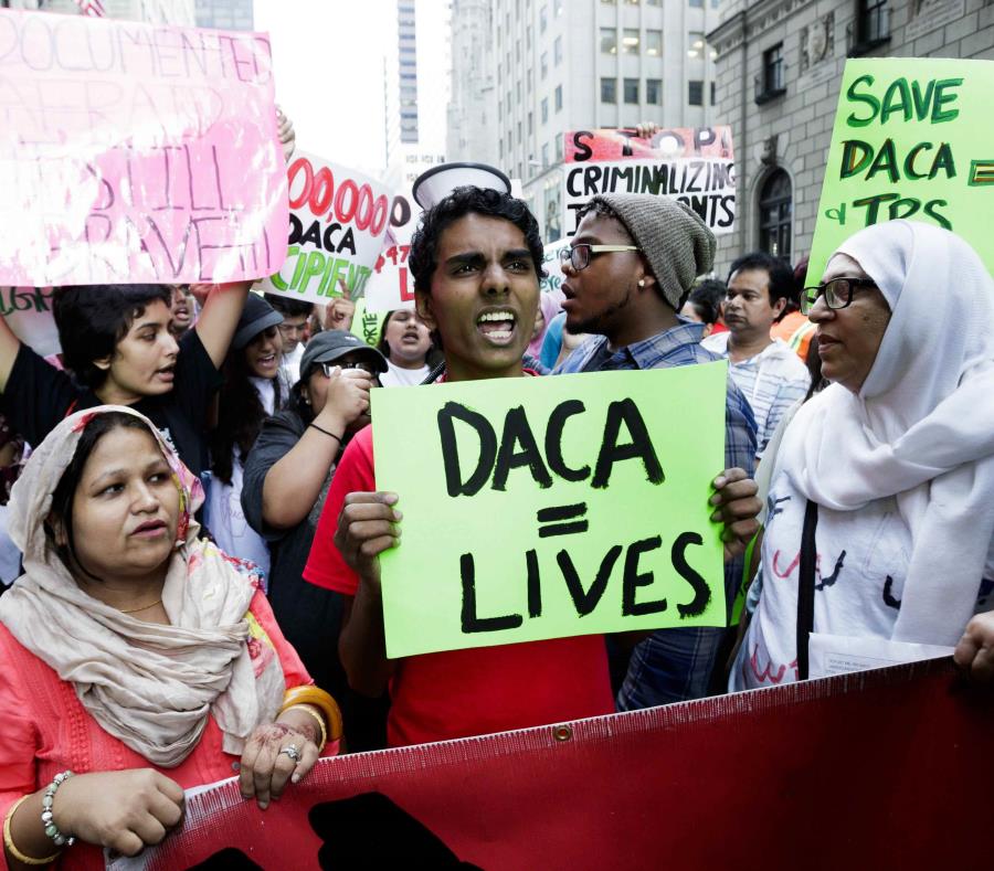 Inmigrantes en defensa de DACA en una manifestación en Nueva York (semisquare-x3)