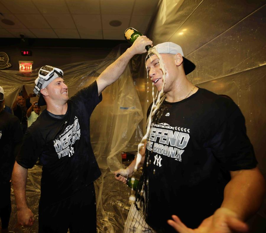 Aaron Judge recibe un baño de champán durante la celebración de los Yankees. (AP) (semisquare-x3)