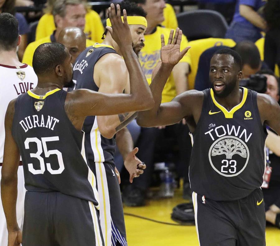 Kevin Durant (35) felicita a Draymond Green luego de marcar un canasto durante la acción del partido de esta noche contra los Cavaliers. (AP / Marcio José Sánchez) (semisquare-x3)