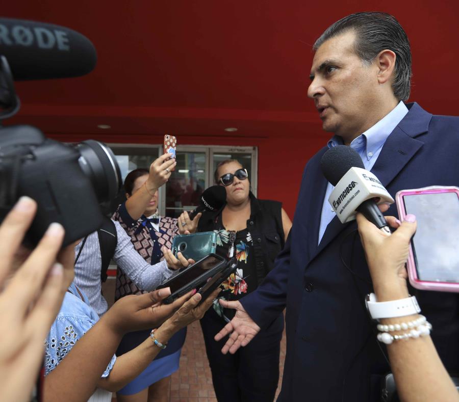 El senador Eduardo Bhatia atiende a los medios de comunicación a las afuera del Partido Popular Democrático, en San Juan. (GFR Media) (semisquare-x3)