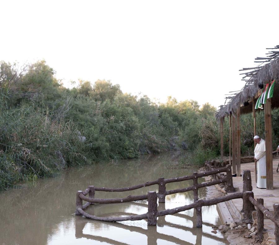 El papa Francisco rezando frente al río Jordan en Betania. (semisquare-x3)