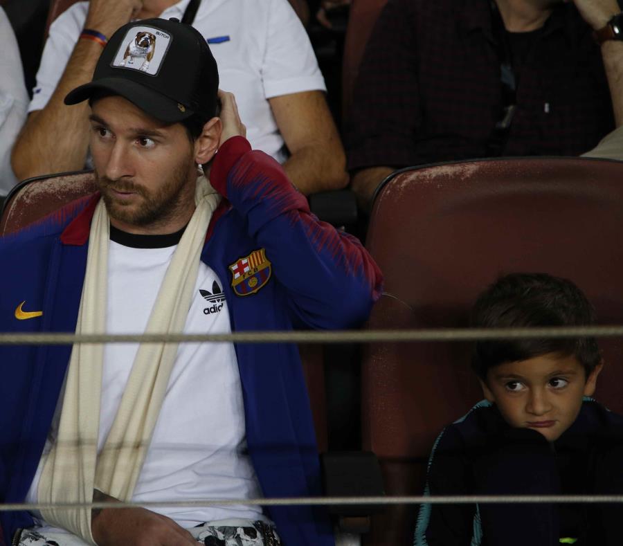 Lionel Messi, con el brazo lesionado, en la grada previo al partido contra el Inter de Milán la semana pasado. (AP / Emilio Morenatti) (semisquare-x3)