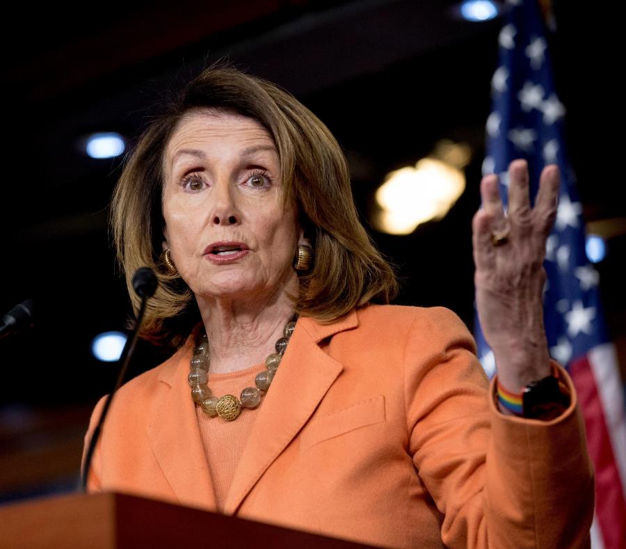 Nancy Pelosi dijo estar sorprendida de que un contrato de $300 millones para la masiva tarea de reconstruir la red eléctrica de la isla haya sido otorgado a una empresa pequeña, y casi sin experiencia, como Whitefish Energy. (AP / Andrew Harniks) (semisquare-x3)