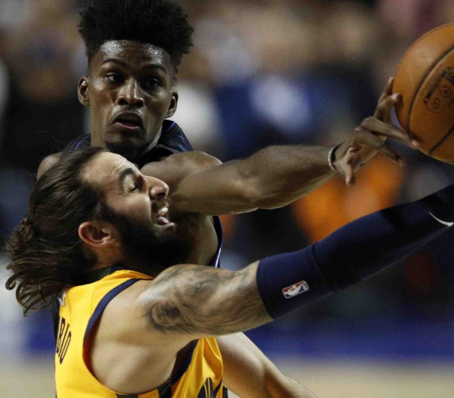 Ricky Rubio (primer plano) del Jazz de Utah es bloqueado por Jonathan Isaac del Magic de Orlando en Ciudad de México, el sábado 15 de diciembre de 2018. (AP) (semisquare-x3)