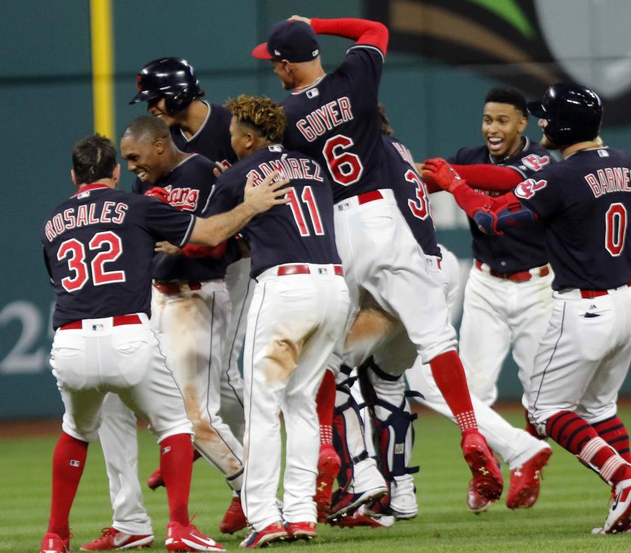 El equipo de los Indios celebran la victoria. (AP) (semisquare-x3)