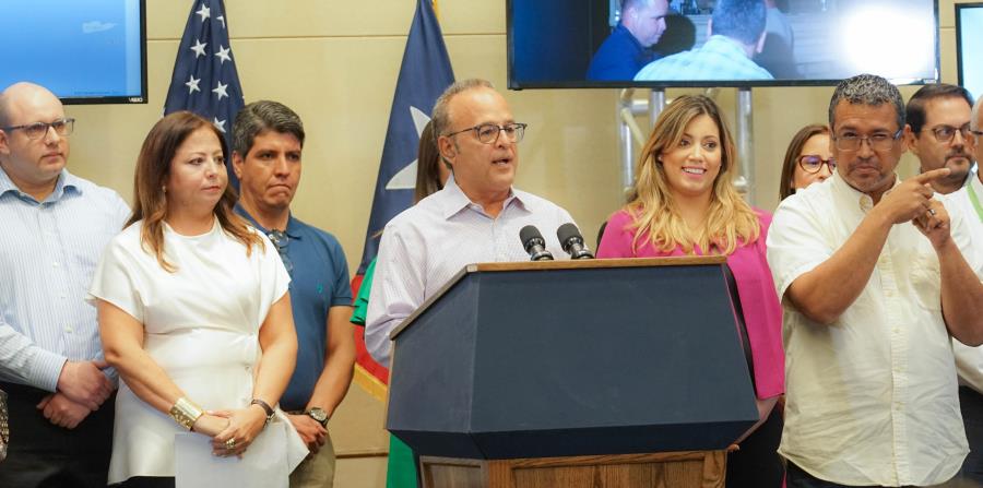 Aurelio Alemán, presidente del Comité Unidos por Puerto Rico y presidente y CEO de FirstBank, junto a la primera dama, Beatriz Rosselló y miembros del comité. (horizontal-x3)