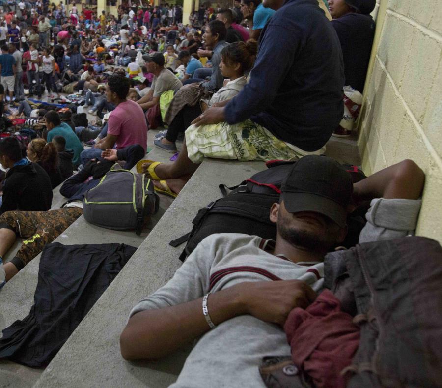 Migrantes hondureños consiguen un transporte en su viaje a pie hacia Estados Unidos, en Chiquimula, Guatemala. (AP) (semisquare-x3)