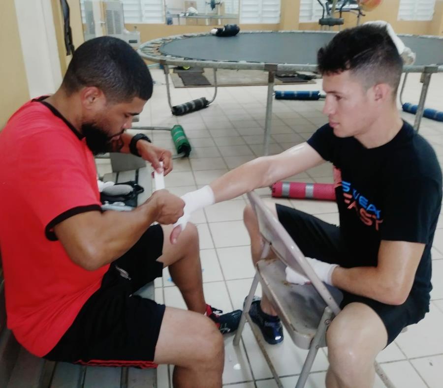 Juanma López le realiza el vendaje a Jayson Vélez durante un entrenamiento. (Suministrada) (semisquare-x3)