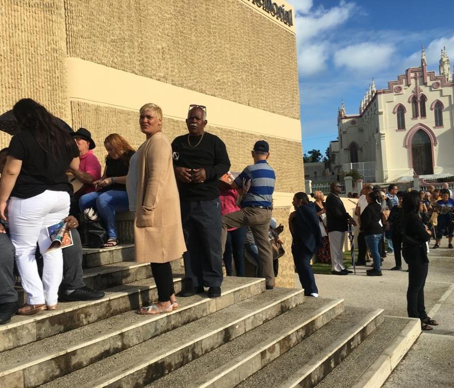 Desde temprano se formó una gran en la Puerto Rico Memorial de Santurce. (semisquare-x3)